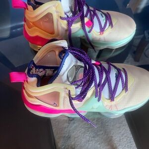 2022 Nike LeBron 19 ‘Valentine’s Day’ Sneakers Sz 11